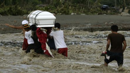 Người dân thị trấn New Bataan lội qua sông để chôn người thân thiệt mạng do bão Bopha.
